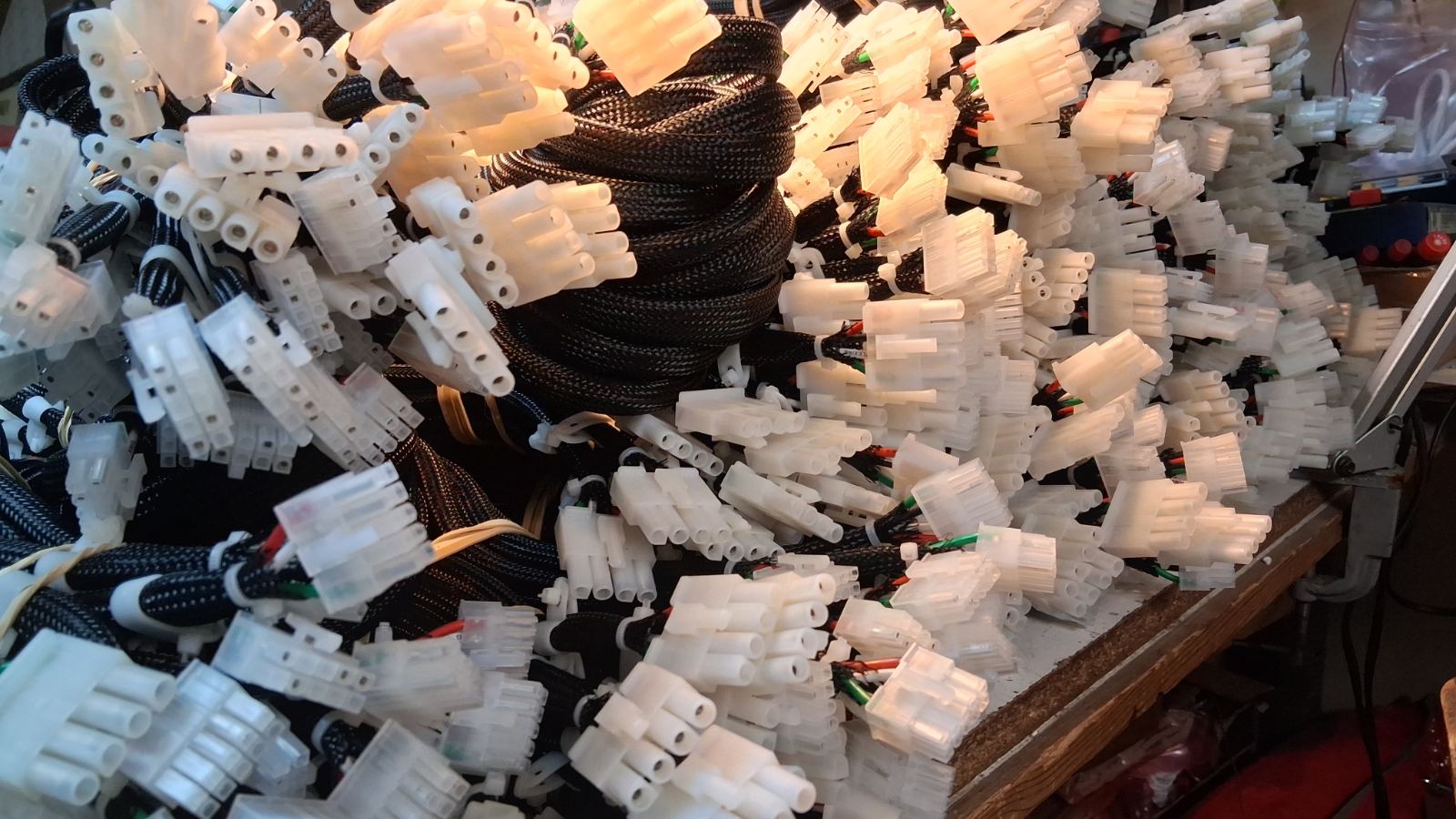 Wire harnesses with 4.2 mm pitch connectors in batch production